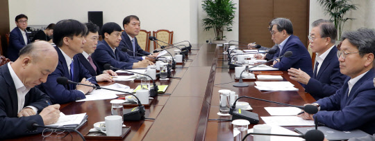 업무보고 하는 조국  문재인 대통령이 30일 오전 청와대 여민관에서 조국 법무부 장관(왼쪽 두번째)의 업무보고를 받고 있다.  연합뉴스